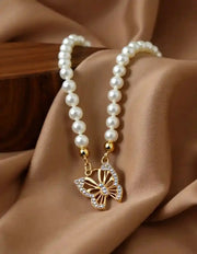 Montreal minimalist jewelry featuring pearl and gold combo